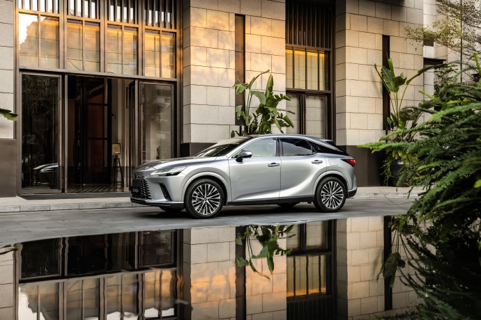 Lexus anuncia novo RX 450h+ no Brasil