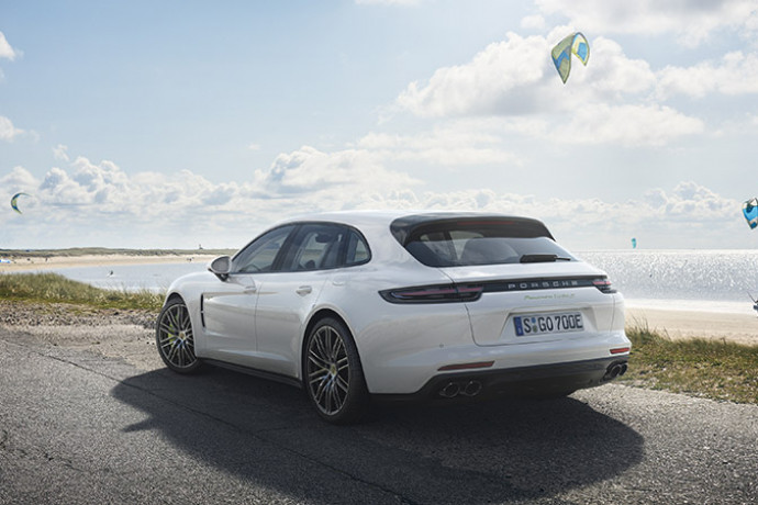 Porsche Panamera Sport Turismo ganha versão híbrida plug-in