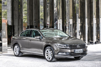 Volkswagen Passat 2018 chega mais equipado e em pacote único