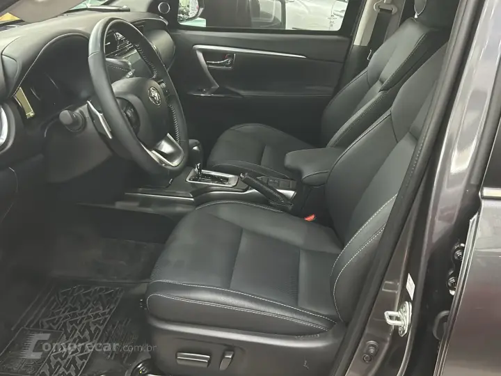 HILUX SW4 2.8 D-4D TURBO SRX PLATINUM 7L 4X4 AUTOMÁTICO