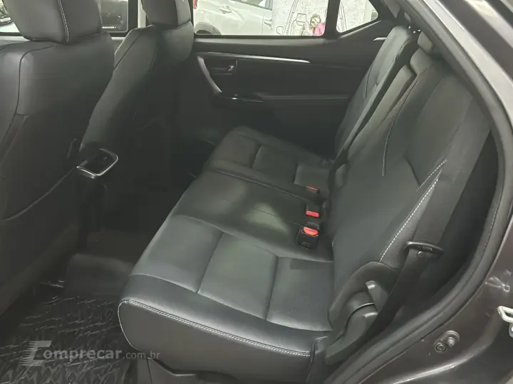 HILUX SW4 2.8 D-4D TURBO SRX PLATINUM 7L 4X4 AUTOMÁTICO