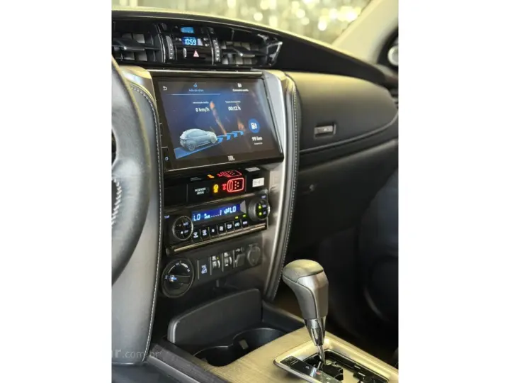 HILUX SW4 2.8 D-4D TURBO DIESEL SRX 7L 4X4 AUTOMÁTICO