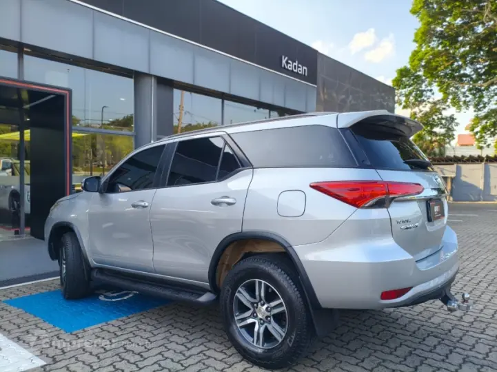 HILUX SW4 2.7 SR 7 Lugares 4X2 16V