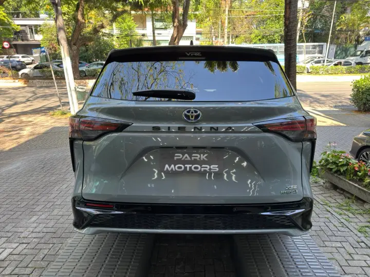 SIENNA 2.5 VVT-I Hybrid XSE