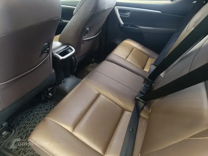 HILUX SW4 2.8 SRX 4X4 7 LUGARES 16V TURBO INTERCOOLER 4P AUT