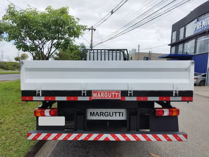 Accelo 1017 + Carroceria