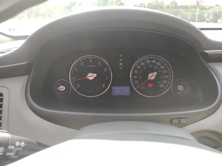 AZERA 3.3 MPFI GLS Sedan V6 24V