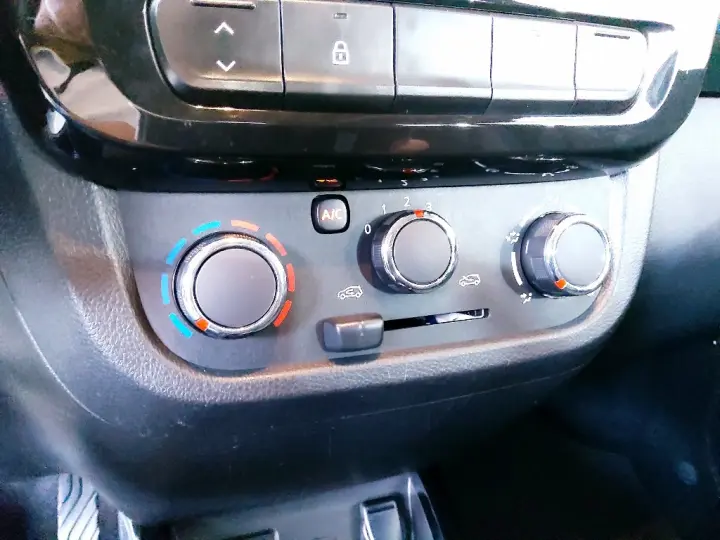 KWID 1.0 12V SCE FLEX INTENSE MANUAL