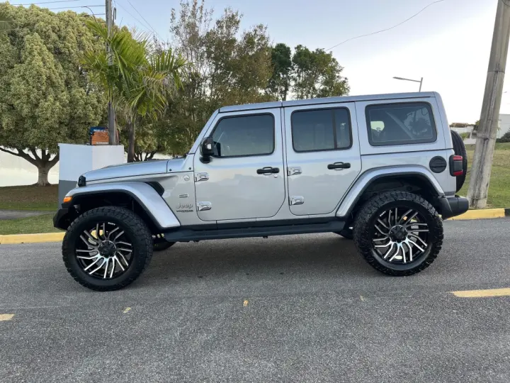 WRANGLER 2.0 TURBO GASOLINA SAHARA 4P 4X4 AT8