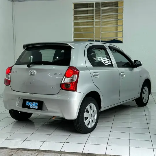 ETIOS HB X ETIOS HB X