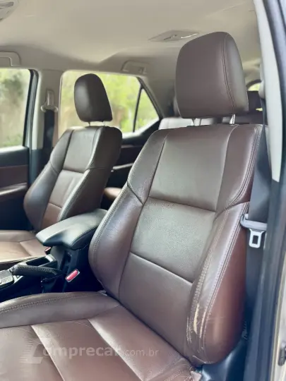 HILUX SW4 2.7 SR 4X2 7 Lugares 16V