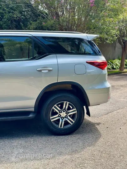 HILUX SW4 2.7 SR 4X2 7 Lugares 16V