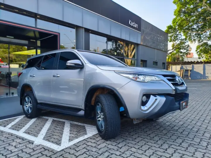 HILUX SW4 2.7 SR 7 Lugares 4X2 16V