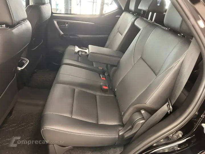 HILUX SW4 2.8 D-4D TURBO SRX PLATINUM 7L 4X4 AUTOMÁTICO