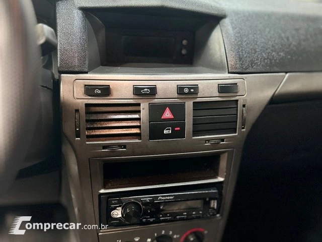 VECTRA SEDAN - 2.0 MPFI EXPRESSION 8V 4P MANUAL