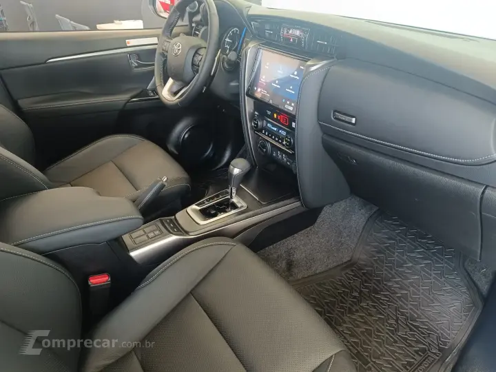 HILUX SW4 2.8 D-4D TURBO SRX PLATINUM 7L 4X4 AUTOMÁTICO