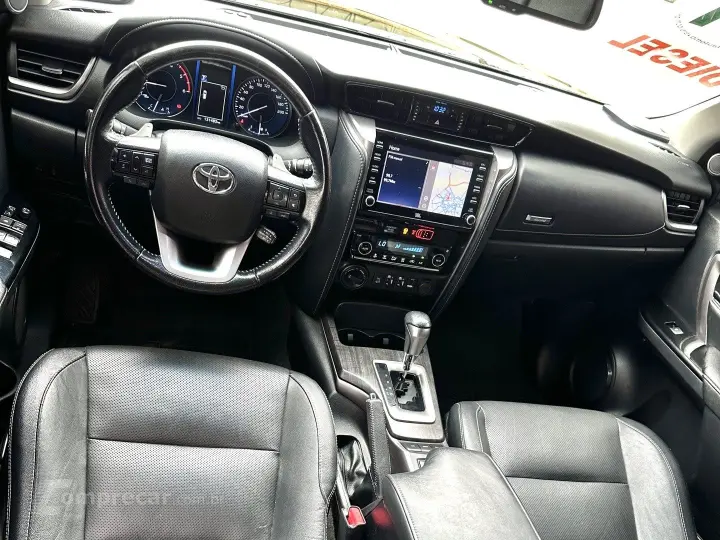 HILUX SW4 2.8 D-4D TURBO DIESEL SRX 7L 4X4 AUTOMÁTICO