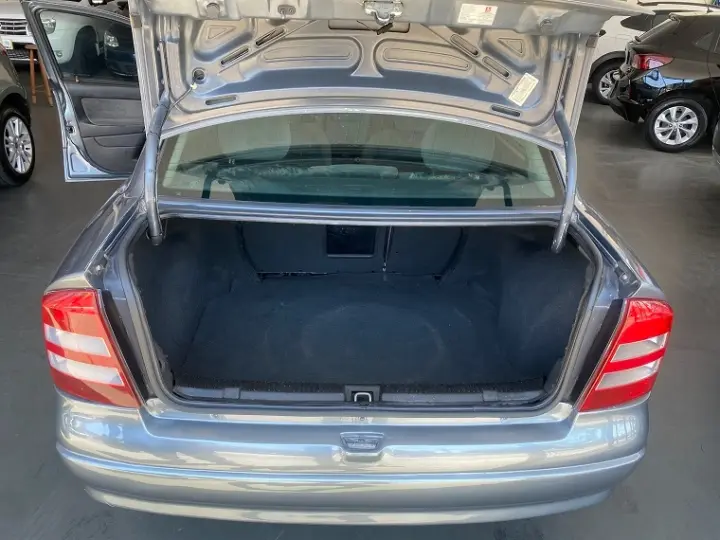 ASTRA 1.8 MPFI Millenium II Sedan 8V