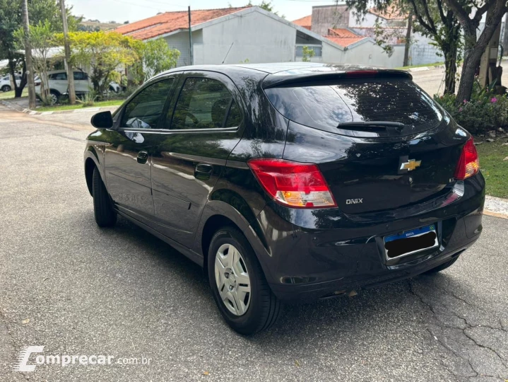 Onix LT 1.0 8v