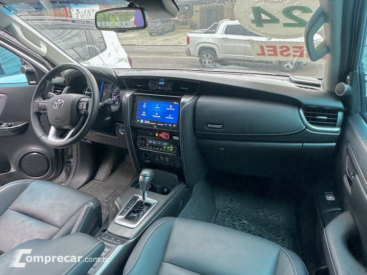 HILUX SW4 2.8 D-4D TURBO DIESEL SRX 7L 4X4 AUTOMÁTICO