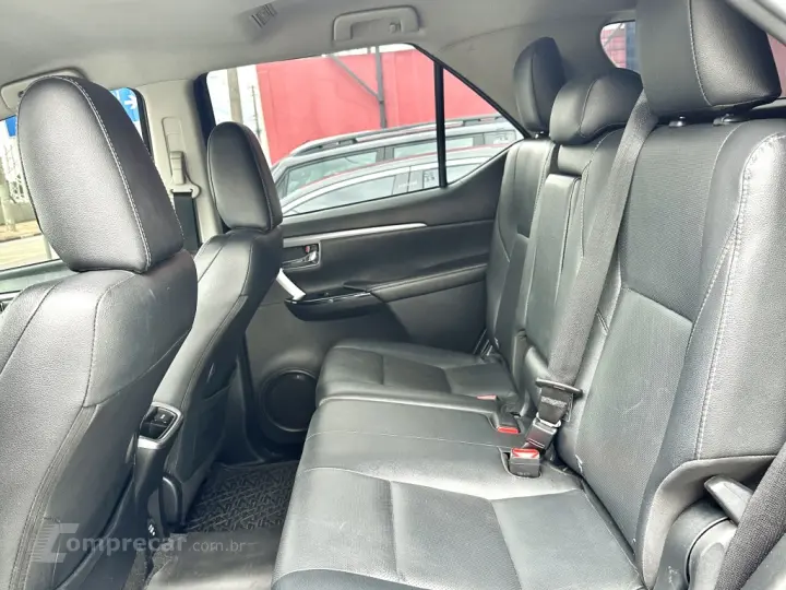 HILUX SW4 2.8 D-4D TURBO DIESEL SRX 7L 4X4 AUTOMÁTICO