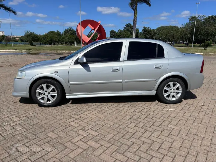ASTRA 2.0 MPFI Sedan 8V