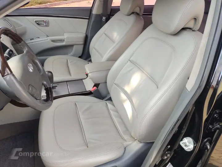 AZERA 3.3 MPFI GLS Sedan V6 24V