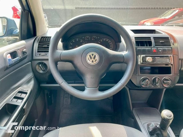 POLO SEDAN - 1.6 MI 8V 4P MANUAL