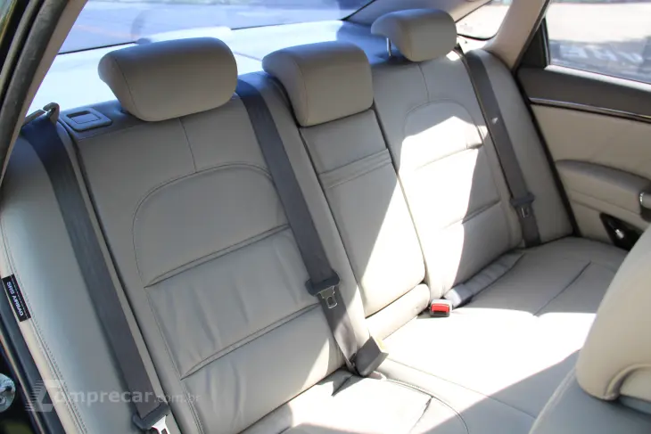 AZERA 3.3 MPFI GLS Sedan V6 24V