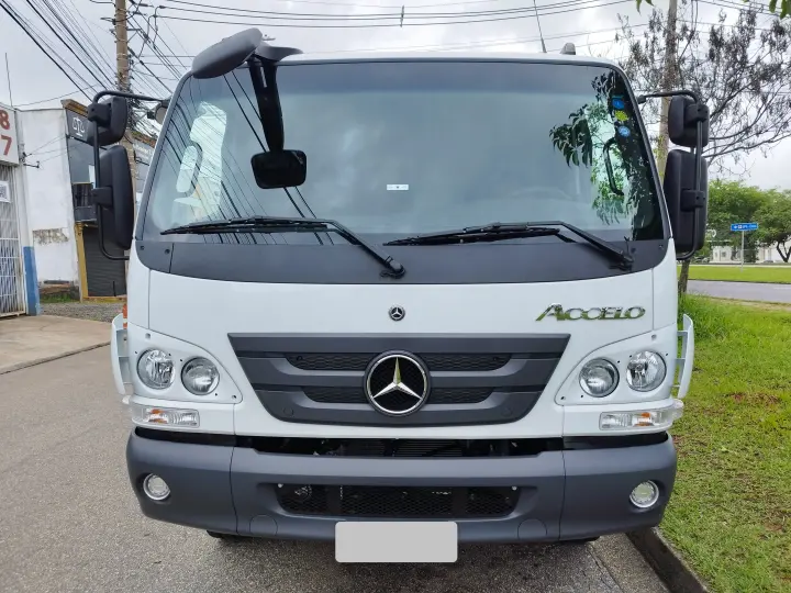 Accelo 1017 + Carroceria