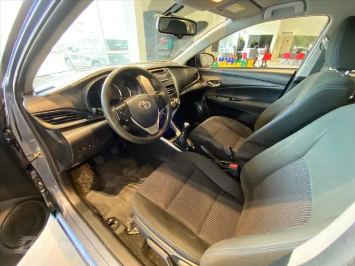 YARIS 1.5 16V FLEX SEDAN XL MANUAL