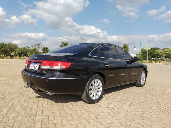 AZERA 3.3 MPFI GLS Sedan V6 24V