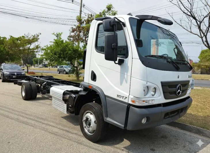 Accelo 1017 + Carroceria - Chassi