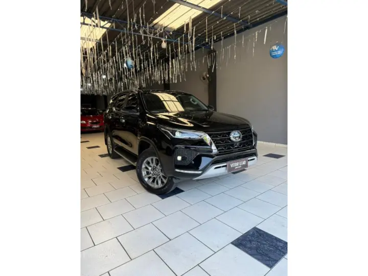 HILUX SW4 2.8 D-4D TURBO DIESEL SRX 7L 4X4 AUTOMÁTICO