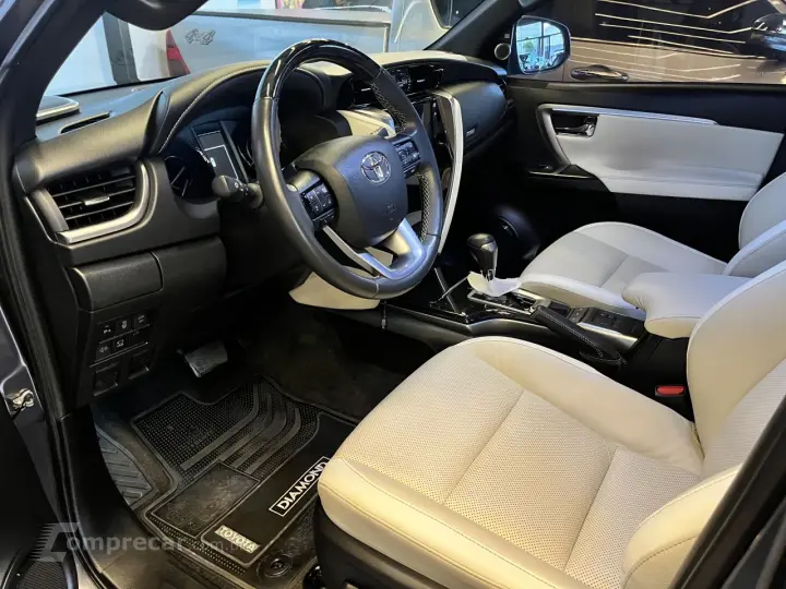Hilux SW4 2.8 4P SRX 4X4 DIAMOND 7 LUGARES TURBO DIESEL AUTO