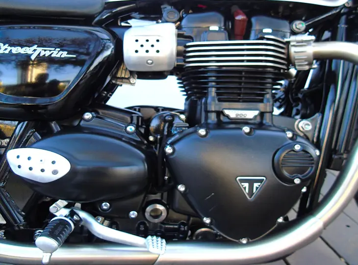 TRIUMPH STREET TWIN