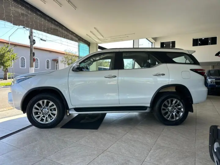 HILUX SW4 2.8 D-4D TURBO DIESEL SRX 7L 4X4 AUTOMÁTICO