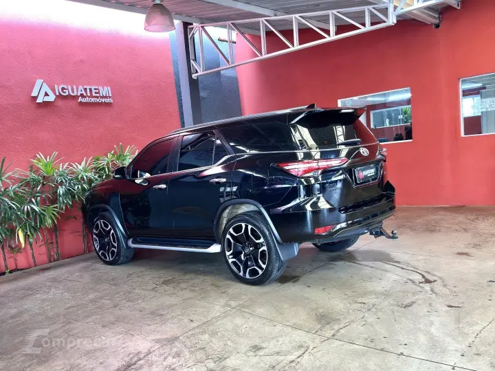 HILUX SW4 2.8 D-4D TURBO DIESEL SRX 7L 4X4 AUTOMÁTICO