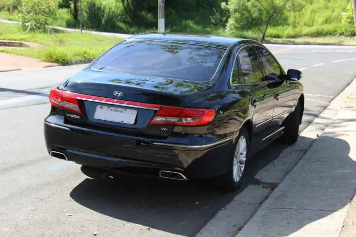 AZERA 3.3 MPFI GLS Sedan V6 24V