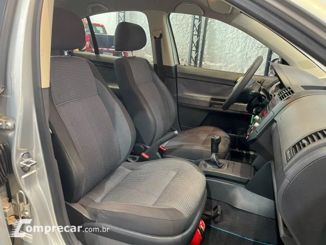 POLO SEDAN - 1.6 MI COMFORTLINE 8V 4P MANUAL