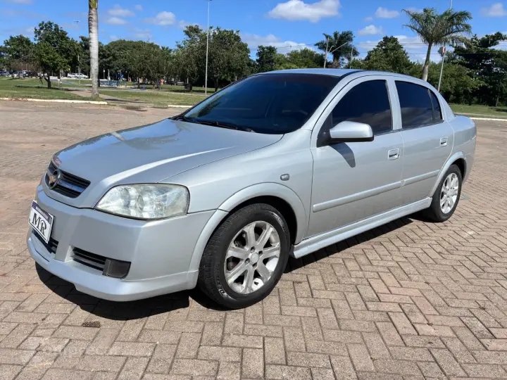 ASTRA 2.0 MPFI Sedan 8V
