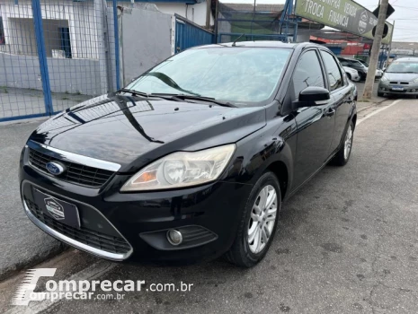 FORD FOCUS 2.0 Ghia Sedan 16V 4 portas