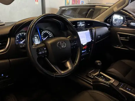 Hilux SW4 2.8 4P SRX 4X4 7 LUGARES TURBO DIESEL AUTOMÁTICO