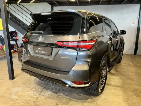 Hilux SW4 2.8 4P SRX 4X4 DIAMOND 7 LUGARES TURBO DIESEL AUTO