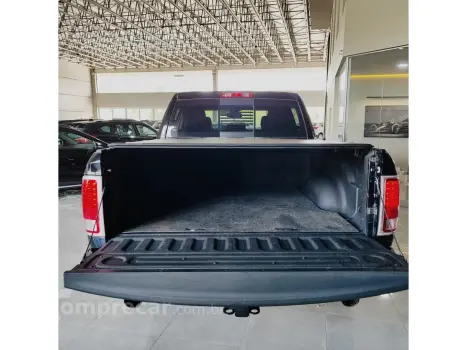 CLASSIC 5.7 V8 GASOLINA LARAMIE NIGHT EDITION CD 4X4 AUTOMÁT