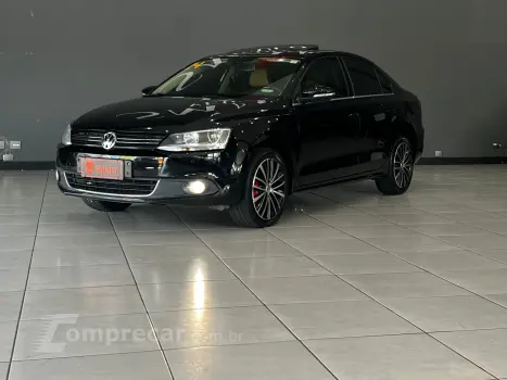 Volkswagen Jetta 2.0 TSI Highline DSG 4 portas