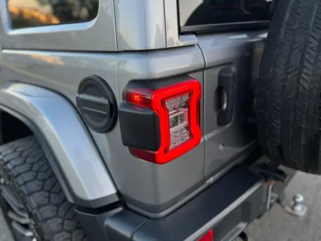 WRANGLER 2.0 TURBO GASOLINA SAHARA 4P 4X4 AT8