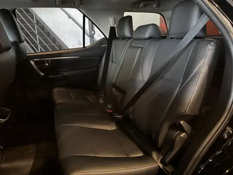 Hilux SW4 2.8 4P SRX 4X4 7 LUGARES TURBO DIESEL AUTOMÁTICO