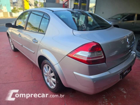 Megane Sedan Dynamique Hi-Flex 1.6 16V