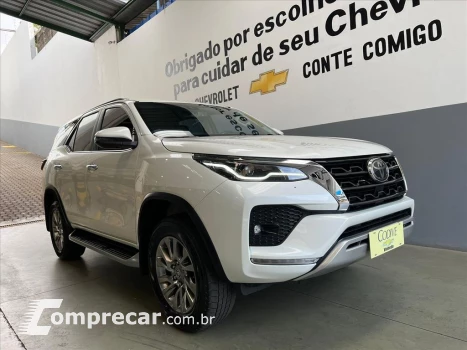 Toyota HILUX SW4 2.8 D-4D TURBO DIESEL SRX 7L 4X4 AUTOMÁ 4 portas